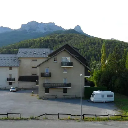 With Mountain View In Apartament Barcelonnette